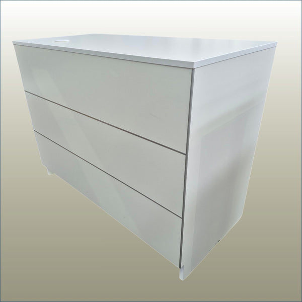 Plankwall cashier desk retail counter in white - front view on gold background