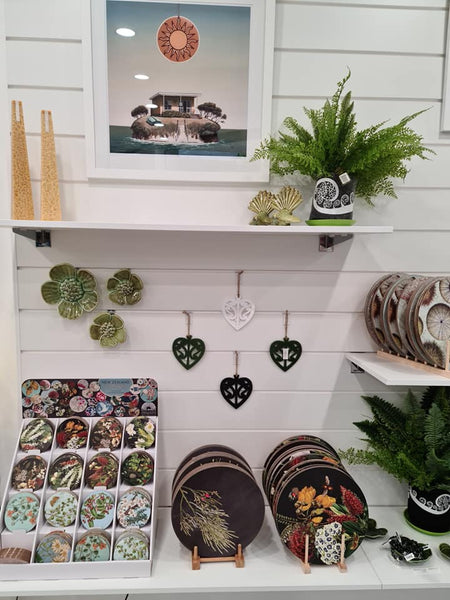 Gift shop displaying wall fitted with 18mm white melamine retail shelving.