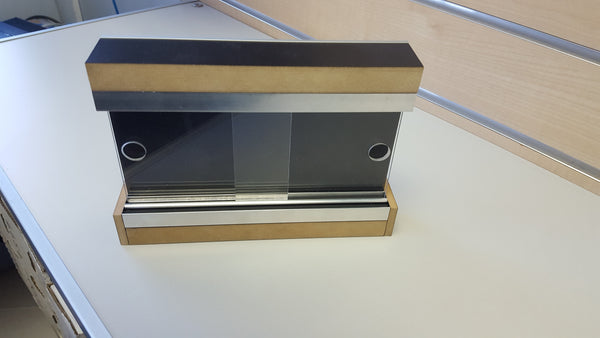 photo taken from above of a sample showing the mechanism of the Plankwall aluminium door track